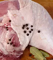 Pernil temperado com pimenta e louro
