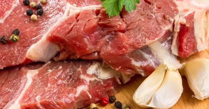 Bifes frescos com alho e pimenta