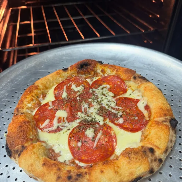 Pizza saindo do forno