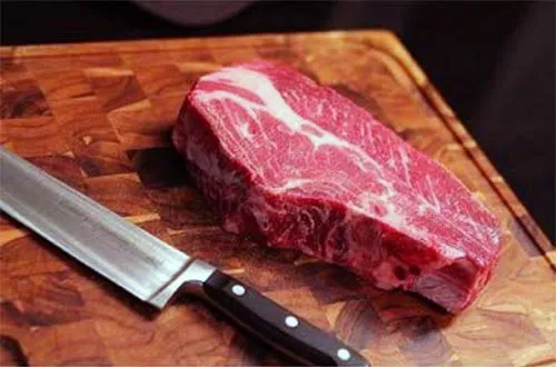 Short rib sobre tábua de madeira